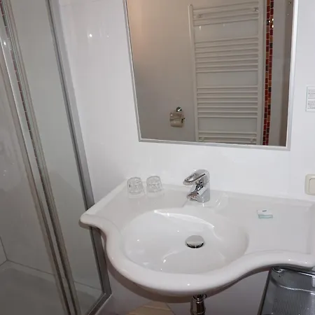 & Anny 玛丽亚埃姆安斯泰内嫩米尔